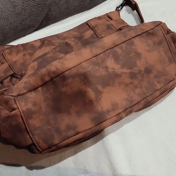 KL928 Crossbody Bag - Picture 9 of 16